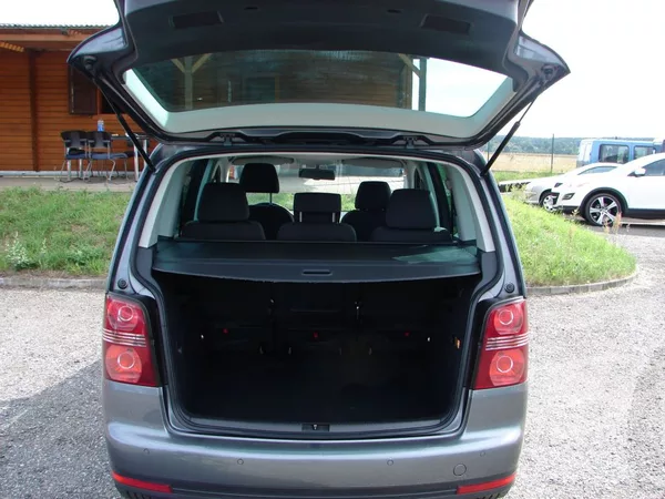 Volkswagen Touran 2.0 TDI Highline SERVISKA - foto 7