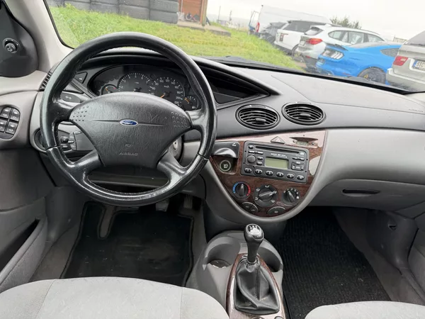 Ford Focus 1.8i - foto 11