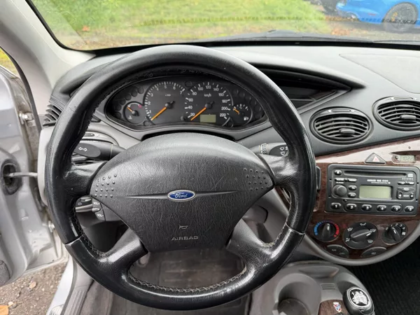 Ford Focus 1.8i - foto 16