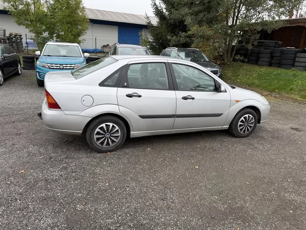 Ford Focus 1.8i - foto 7