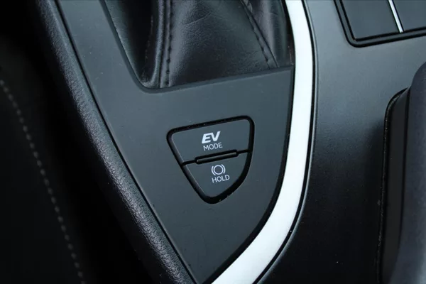 Lexus UX 250h 2.0 E-CVT 1.MAJITEL DPH ČR - foto 20