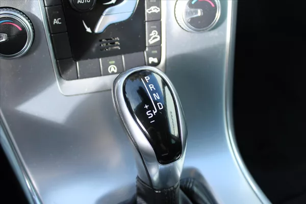Volvo XC60 2.4D 140kW AWD SERVIS. KN. ČR - foto 20