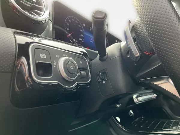 Mercedes-Benz Třídy A 200 AMG Line - foto 12