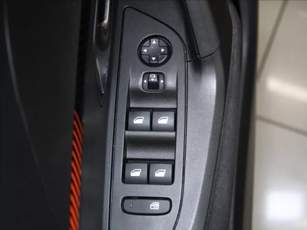 Peugeot 2008 1,2 PT 74kW 2.maj.ČR 52tkm. - foto 15