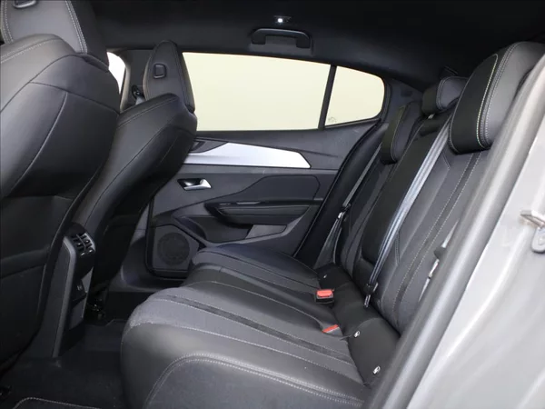 Peugeot 408 1,2 Hybrid 145k. GT-line 32tkm - foto 7