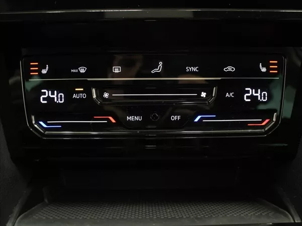 Volkswagen Passat 2,0 TDi DSG Elegance 62tkm.ČR - foto 21