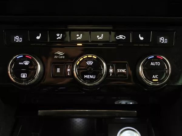 Škoda Superb 2,0 TDi 140kW 4x4 Style Plus - foto 23