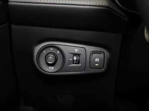 MG ZS 1,5 i 85kW Elegance 6970km. ČR - foto 21
