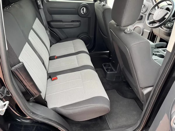 Dodge Nitro 2.8 CRD 4x4 Automat - foto 13