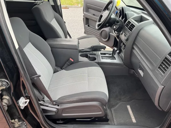 Dodge Nitro 2.8 CRD 4x4 Automat - foto 14