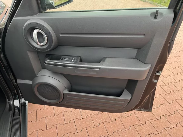 Dodge Nitro 2.8 CRD 4x4 Automat - foto 16