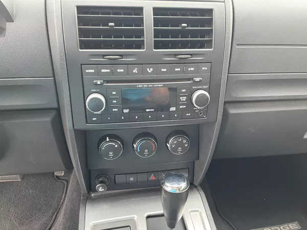 Dodge Nitro 2.8 CRD 4x4 Automat - foto 17