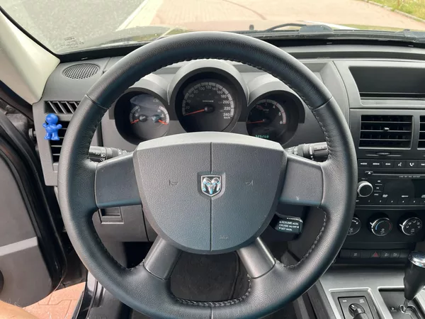 Dodge Nitro 2.8 CRD 4x4 Automat - foto 18