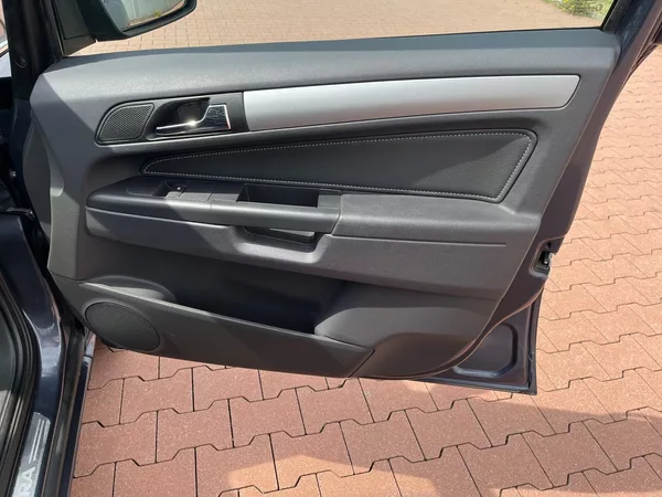 Opel Zafira 1.8 i Cosmo Automat 7 Míst - foto 17
