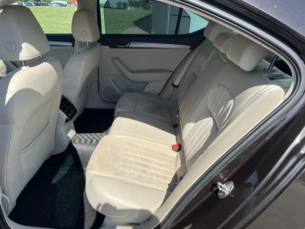 Škoda Superb 2.0 TDi DSG Style Plus - foto 12