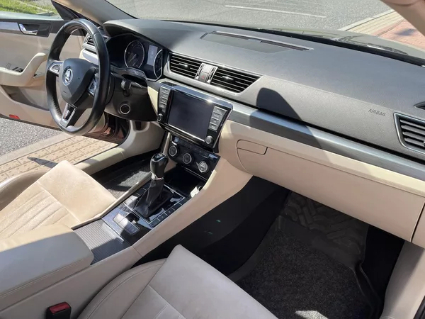Škoda Superb 2.0 TDi DSG Style Plus - foto 18