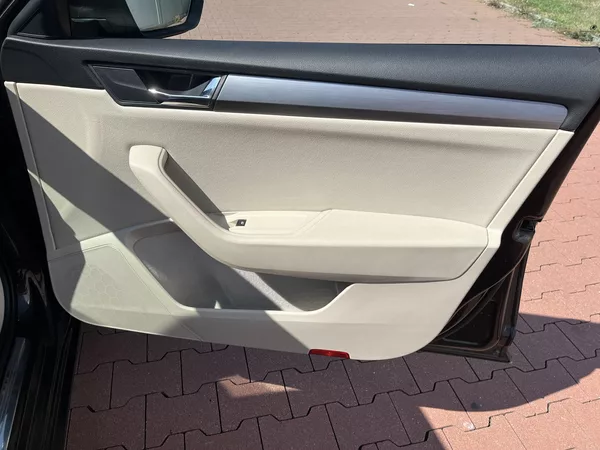 Škoda Superb 2.0 TDi DSG Style Plus - foto 19