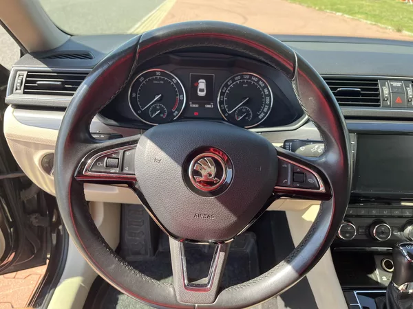Škoda Superb 2.0 TDi DSG Style Plus - foto 27