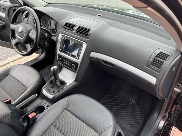Škoda Octavia 1.6 TDi Elegance - foto 16