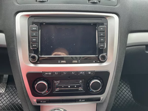 Škoda Octavia 1.6 TDi Elegance - foto 18