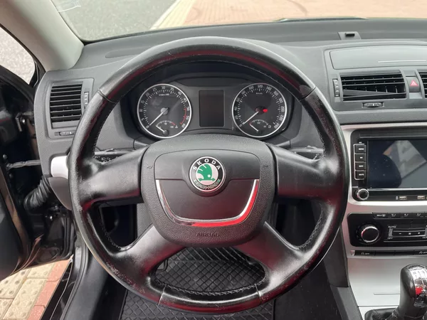 Škoda Octavia 1.6 TDi Elegance - foto 20