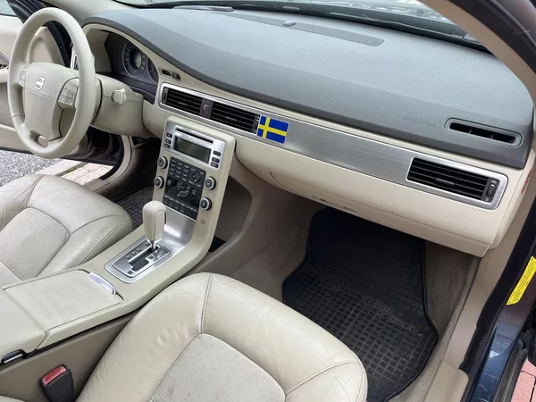 Volvo V70 2.4 D5 136 kW Automat - foto 16
