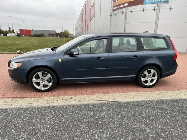 Volvo V70 2.4 D5 136 kW Automat - foto 2