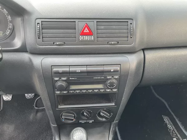 Škoda Octavia 1.9 TDi Tour - foto 17
