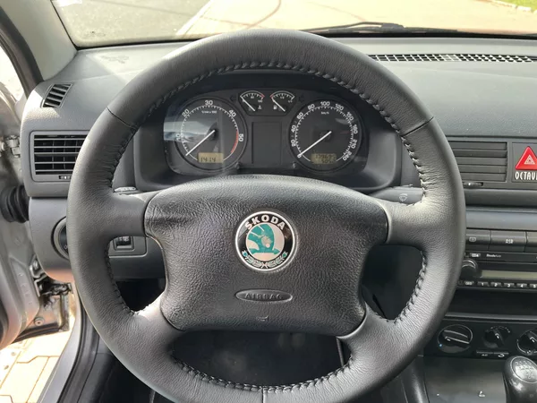 Škoda Octavia 1.9 TDi Tour - foto 19