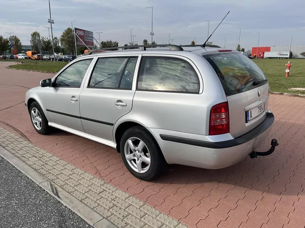 Škoda Octavia 1.9 TDi Tour - foto 7