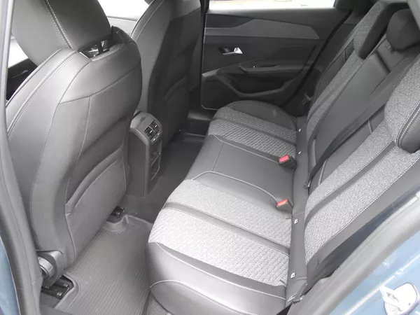 Peugeot 308 ALLURE Elektr. 115 kW / 156 k - foto 6