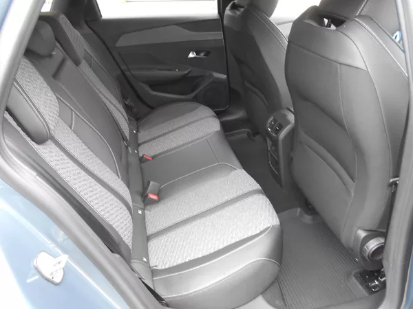 Peugeot 308 ALLURE Elektr. 115 kW / 156 k - foto 7