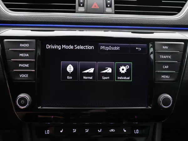 Škoda Superb 2,0 TDI 140kW 4x4 DSG Style CZ - foto 25