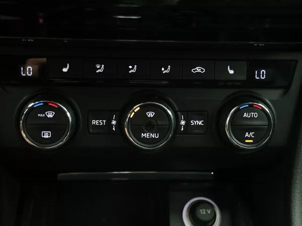 Škoda Superb 2,0 TDI 140kW 4x4 DSG Style CZ - foto 26