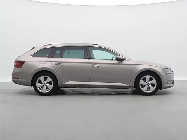 Škoda Superb 2,0 TDI 140kW 4x4 DSG Style CZ - foto 8