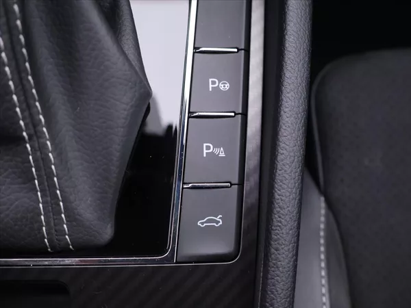 Škoda Superb 2,0 147 kW Sportline DSG DPH - foto 22