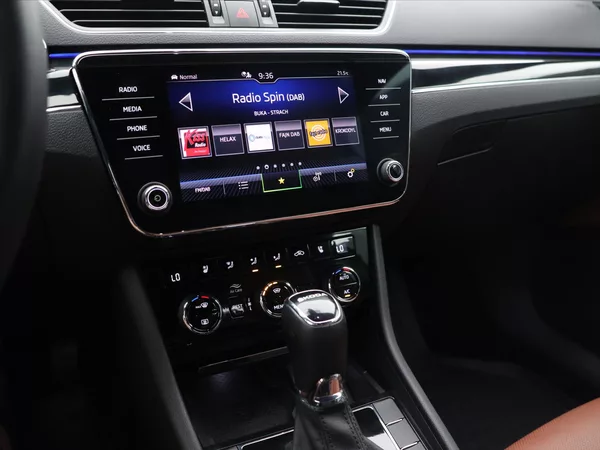Škoda Superb 2,0 TDI 110kW DSG L&K DPH CZ - foto 20