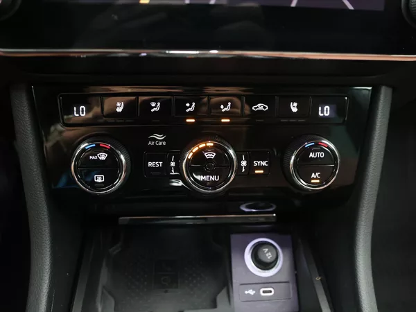 Škoda Superb 2,0 TDI 110kW DSG L&K DPH CZ - foto 22