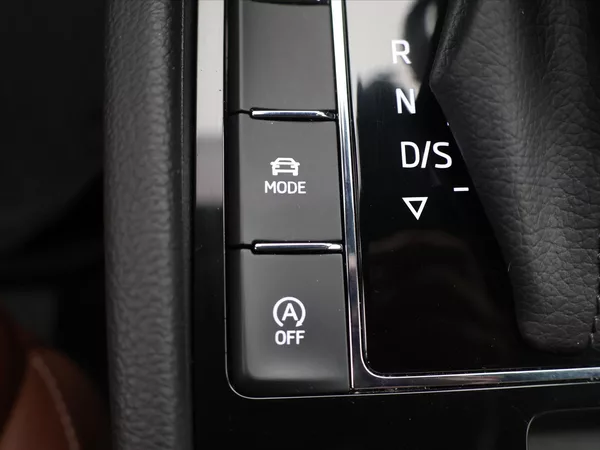 Škoda Superb 2,0 TDI 110kW DSG L&K DPH CZ - foto 24