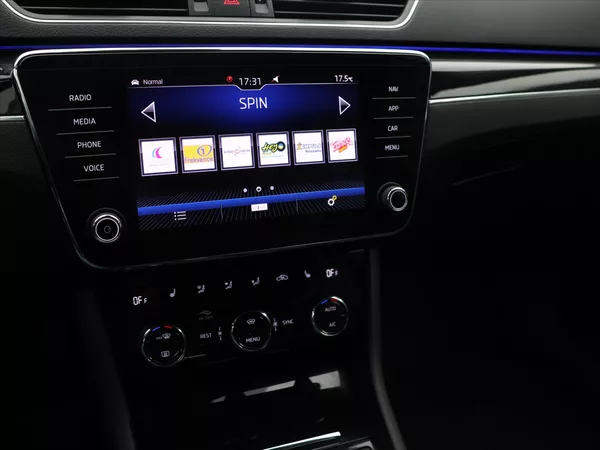 Škoda Superb 2,0 TDI 140kW DSG 4x4 L&K DPH - foto 22