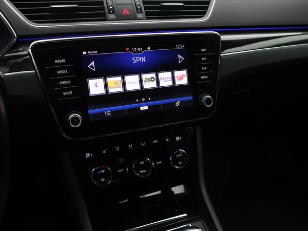 Škoda Superb 2,0 TDI 140kW DSG 4x4 L&K DPH - foto 25