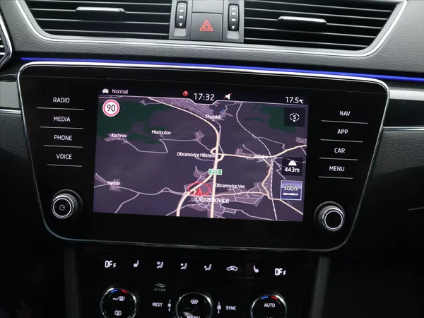 Škoda Superb 2,0 TDI 140kW DSG 4x4 L&K DPH - foto 26