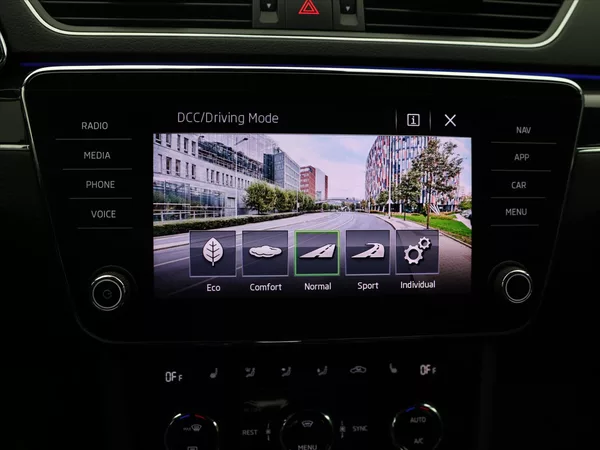 Škoda Superb 2,0 TDI 140kW DSG 4x4 L&K DPH - foto 28