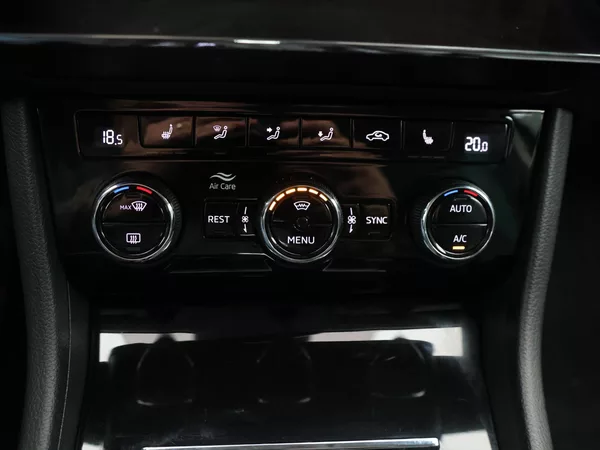 Škoda Superb 2,0 TDI 140kW DSG 4x4 L&K DPH - foto 30