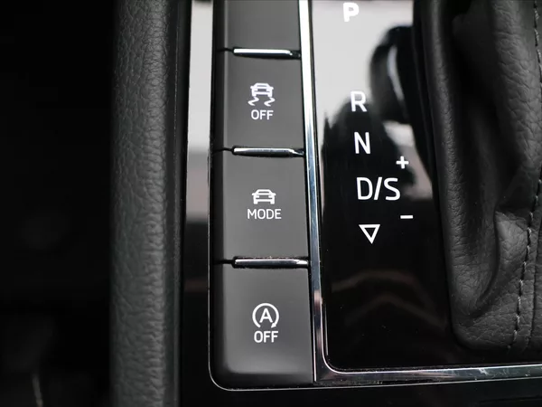 Škoda Superb 2,0 TDI 140kW DSG 4x4 L&K DPH - foto 32