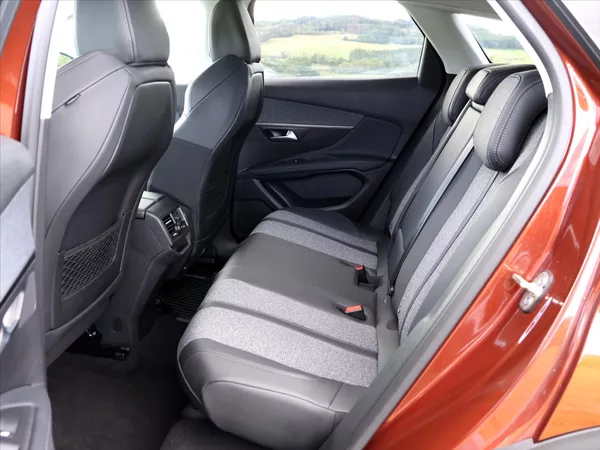 Peugeot 3008 1,5 Blue HDi 96kW Allure CZ - foto 7