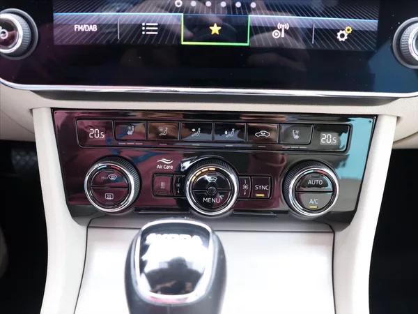 Škoda Superb 2.0 TDI 147kW DSG L&K DPH CZ - foto 19