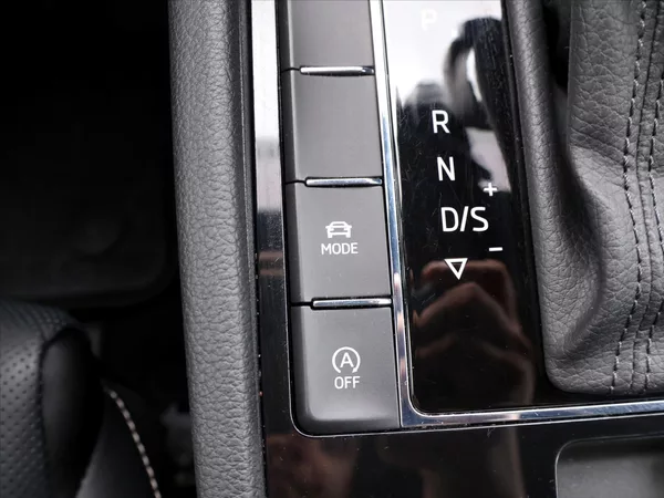 Škoda Superb 2,0 TDI 110kW DSG L&K DPH CZ - foto 22