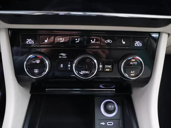 Škoda Superb 2,0 TDI DSG 4x4 CZ Style DPH - foto 24