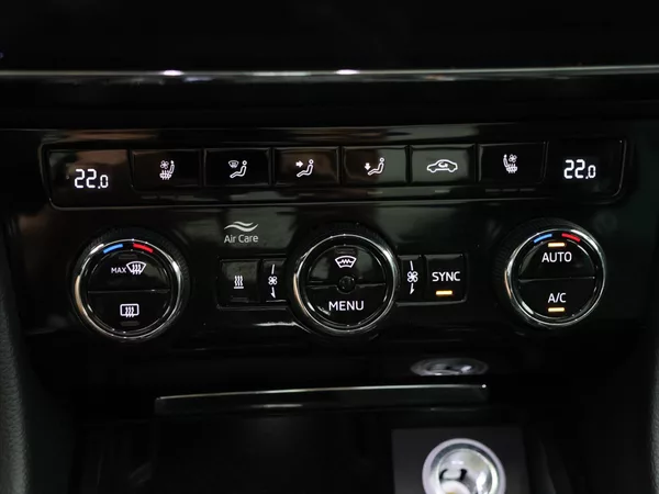 Škoda Superb 2,0 TDi 140kW 4x4 L&K DSG CZ - foto 27